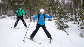 Speidere som står på ski.